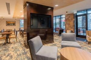 una sala de espera con TV, mesa y sillas en TownePlace Suites by Marriott Thousand Oaks Agoura Hills en Agoura Hills