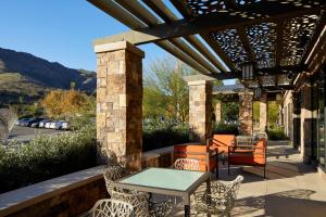 un patio con mesa, sillas y toldo en TownePlace Suites by Marriott Thousand Oaks Agoura Hills en Agoura Hills