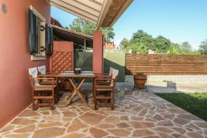 un patio con tavolo e sedie in legno di Renos House by Corfu Escapes a Vragkaniótika