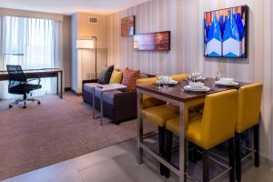 sala de estar con mesa y sillas amarillas en Residence Inn by Marriott Seattle University District en Seattle