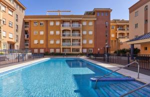 een groot zwembad voor sommige gebouwen bij Viajero del Sol El Morche Torrox Costa Málaga in Morche
