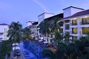 una vista sul tetto di un hotel con palme e piscina di Fairfield by Marriott Goa Anjuna ad Anjuna