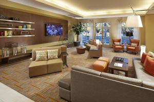 a large living room with couches and chairs at Courtyard by Marriott Sunnyvale Mountain View in Sunnyvale