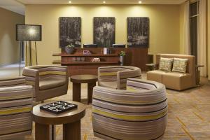 a lobby with a waiting room with chairs and tables at Courtyard by Marriott Sunnyvale Mountain View in Sunnyvale