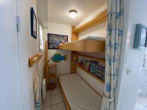 Våningssäng eller våningssängar i ett rum på Oceania, Appartement 2 étoiles à Carnac