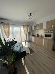 ein Wohnzimmer mit einem Sofa und einem Tisch in der Unterkunft West View by DAT Apartments in Cluj-Napoca