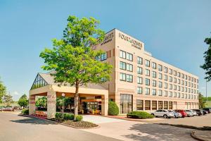 um grande edifício com uma árvore em frente em Four Points by Sheraton Philadelphia Airport em Filadélfia