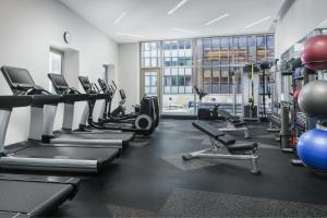 - une salle de sport avec tapis de course et machines elliptiques dans l'établissement Residence Inn New York Downtown Manhattan/Financial District, à New York