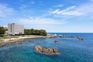 um edifício no meio de uma massa de água em Fairfield by Marriott Wakayama Kumano Kodo Susami em Susami