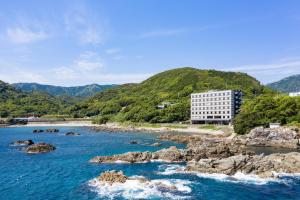 周參見町的住宿－Fairfield by Marriott Wakayama Kumano Kodo Susami，水体岸边的建筑物