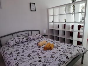 um quarto com uma cama com duas almofadas em Apartman Pablo em Poreč