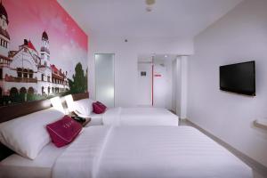 Postel nebo postele na pokoji v ubytování favehotel Simpang Lima - Semarang + 17 fotografií