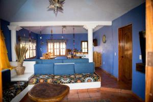 een blauwe kamer met een bank en een tafel bij Casa Xcaanda Oceanfront with Pool in Puerto Ángel