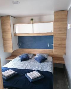 Łóżko lub łóżka w pokoju w obiekcie Mobile home Blue Lagoon 785