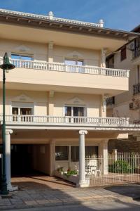 een groot appartementencomplex met een groot balkon bij Indigo luxury apartments in Olympiakí Aktí