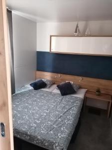 Łóżko lub łóżka w pokoju w obiekcie Mobile home Blue Lagoon 785