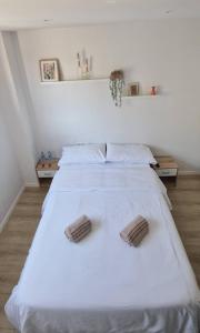 Habitación confortable para parejas (1) في برشلونة: سرير ابيض كبير عليه وسادتين