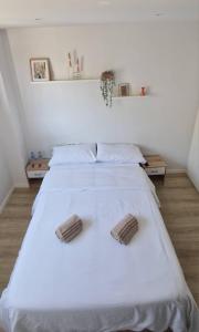 1 dormitorio con 1 cama blanca grande y 2 almohadas en Habitación confortable para parejas (1) en Barcelona