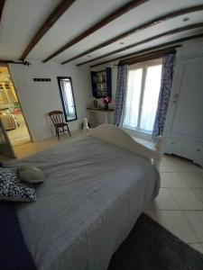 a bedroom with a large bed and a window at Las Cafourques Chambre d'Hotes in Ségalas