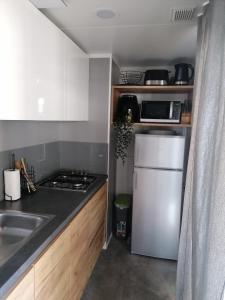 Kuchnia lub aneks kuchenny w obiekcie Mobile home Blue Lagoon 785