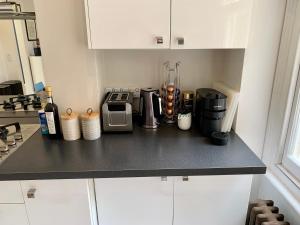 encimera de cocina con cafetera y licuadora en Lovely newly refurbished apartment in Battersea en Londres