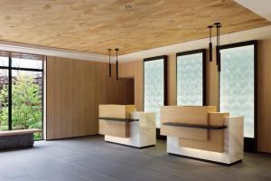 salon z drewnianymi sufitami i oknami w obiekcie Fairfield by Marriott Gifu Seiryu Satoyama Park w mieście Minokamo