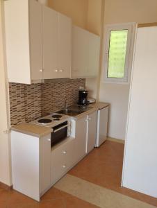 卡塔科隆的住宿－View apartment 2，厨房配有白色橱柜和水槽
