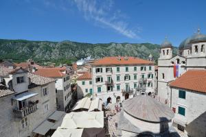 una vista aérea de una ciudad con edificios en City View Apartment, en Kotor