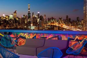 eine Bar auf der Dachterrasse mit Stadtblick in der Unterkunft Aloft Long Island City-Manhattan View in Queens