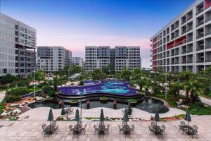 una gran piscina en el centro de una ciudad en Guangzhou Country Garden Airport Phoenix Hotel, en Huadu