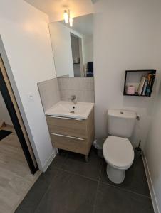Studio Meublé très Agréable في بيساك: حمام به مرحاض أبيض ومغسلة