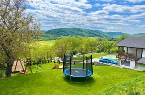 een luchtzicht op een tuin met een speeltuin bij The Borum House in Cholakovtsi