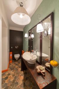 La salle de bains est pourvue d'un lavabo, d'une baignoire et d'un miroir. dans l'établissement Avers House, à Narva