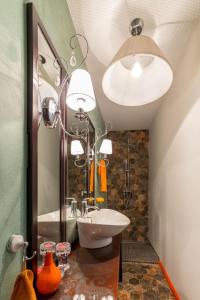 La salle de bains est pourvue d'un lavabo et d'un miroir. dans l'établissement Avers House, à Narva