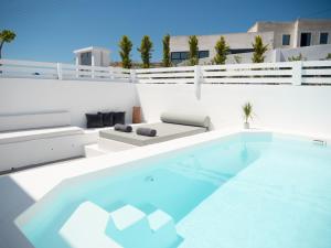 una piscina sul tetto di una casa di Anthemis Suites a Imerovigli