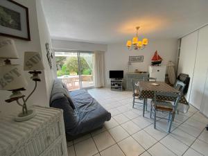 - un salon avec un lit et une table dans l'établissement Oceania, Appartement 2 étoiles à Carnac, à Carnac