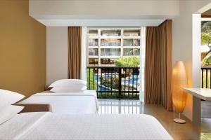 Postel nebo postele na pokoji v ubytování Four Points by Sheraton Bali, Kuta