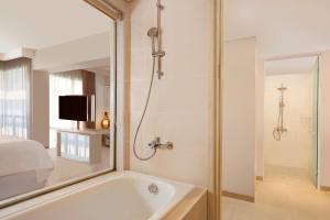 Postel nebo postele na pokoji v ubytování Four Points by Sheraton Bali, Kuta