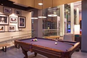 uma sala de bilhar com mesa de bilhar em Aloft New York LaGuardia Airport em Queens