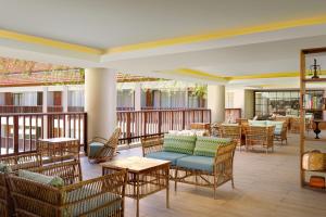 een lobby met stoelen en tafels bij Four Points by Sheraton Bali, Kuta in Kuta