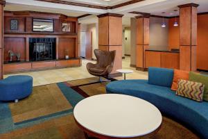 um átrio com um sofá, uma mesa e uma cadeira em Fairfield Inn & Suites by Marriott San Antonio SeaWorld / Westover Hills em San Antonio