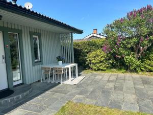 einen Tisch auf einer Terrasse neben einem Haus in der Unterkunft Villa Stockholm Täby in Stockholm