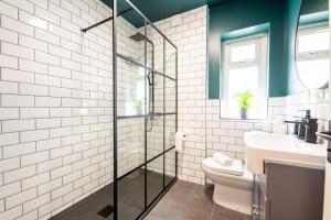 a bathroom with a shower and a toilet and a sink at Large home in Cardiff's city center - 14 Beds in Cardiff +30 photos