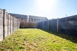 ein eingezäunter Hof mit Zaun und Gras in der Unterkunft City Centre 3 Bedroom House - Family & Business in Birmingham