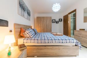מיטה או מיטות בחדר ב-Brand New Apartment 3 Bdr 2 Bth B10