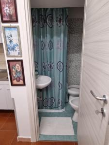 W łazience znajduje się umywalka, toaleta i prysznic. w obiekcie Monolocale Micarè 19 w mieście Roccella Ionica