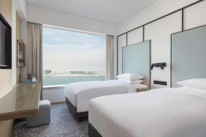 Voodi või voodid majutusasutuse Four Points by Sheraton Hong Kong, Tung Chung toas