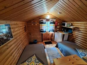 widok z góry na pokój w drewnianej kabinie w obiekcie Laahtanen camping w mieście Ristijärvi