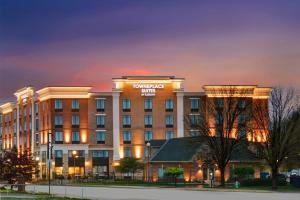 TownePlace Suites by Marriott Indianapolis Downtown في انديانابوليس: تقديم فندق ترومب بالليل
