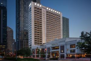 un edificio alto en medio de una ciudad en The Westin Jersey City Newport, en Jersey City